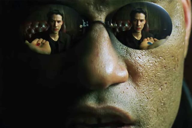 Laurence Fishburne le ofrece a Keanu Reeves una pastilla roja o una pastilla azul en 'The Matrix'