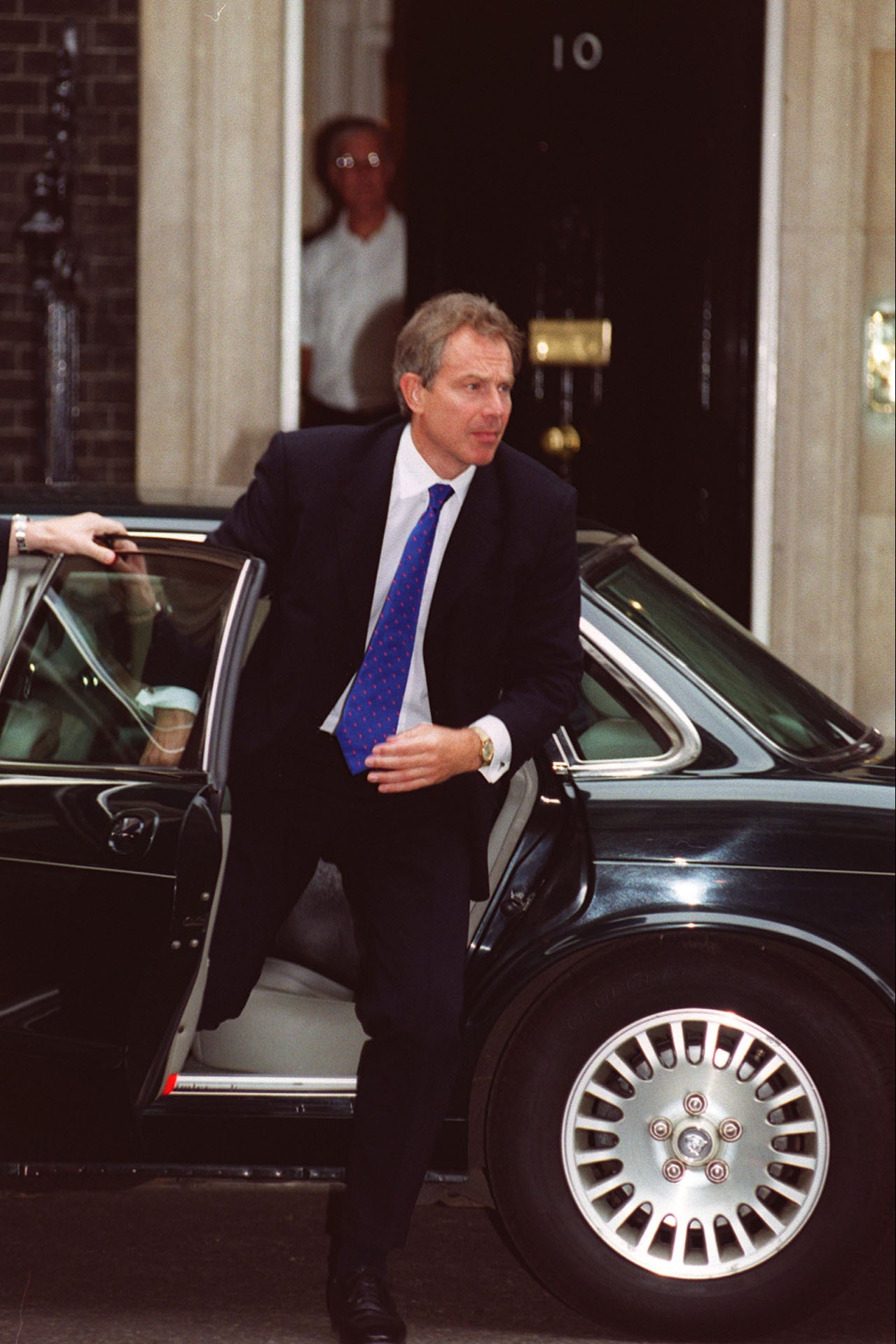 Blair returns to Downing Street following news of the 9/11 attacks