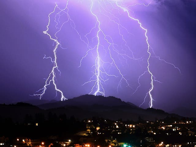 Cae un rayo en el área del Parque Estatal Sugarloaf Ridge, cerca de Santa Rosa, California