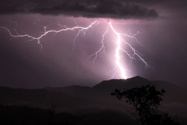 <p>Un rayo cae sobre el monte St. Helena en el condado de Napa, en el norte de California</p>