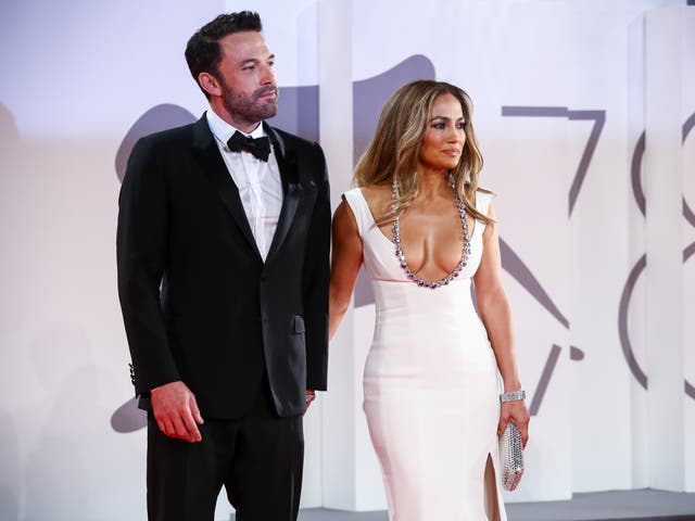 Ben Affleck y Jennifer López posan en la alfombra roja del estreno de 'El último duelo' en el Festival de Cine de Venecia el 10 de septiembre de 2021