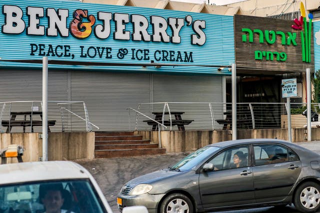 <p>Motorists drive past a closed "Ben & Jerry's" ice-cream shop in the Israeli city of Yavne, about 30 kilometres south of Tel Aviv, on July 23, 2021. </p>