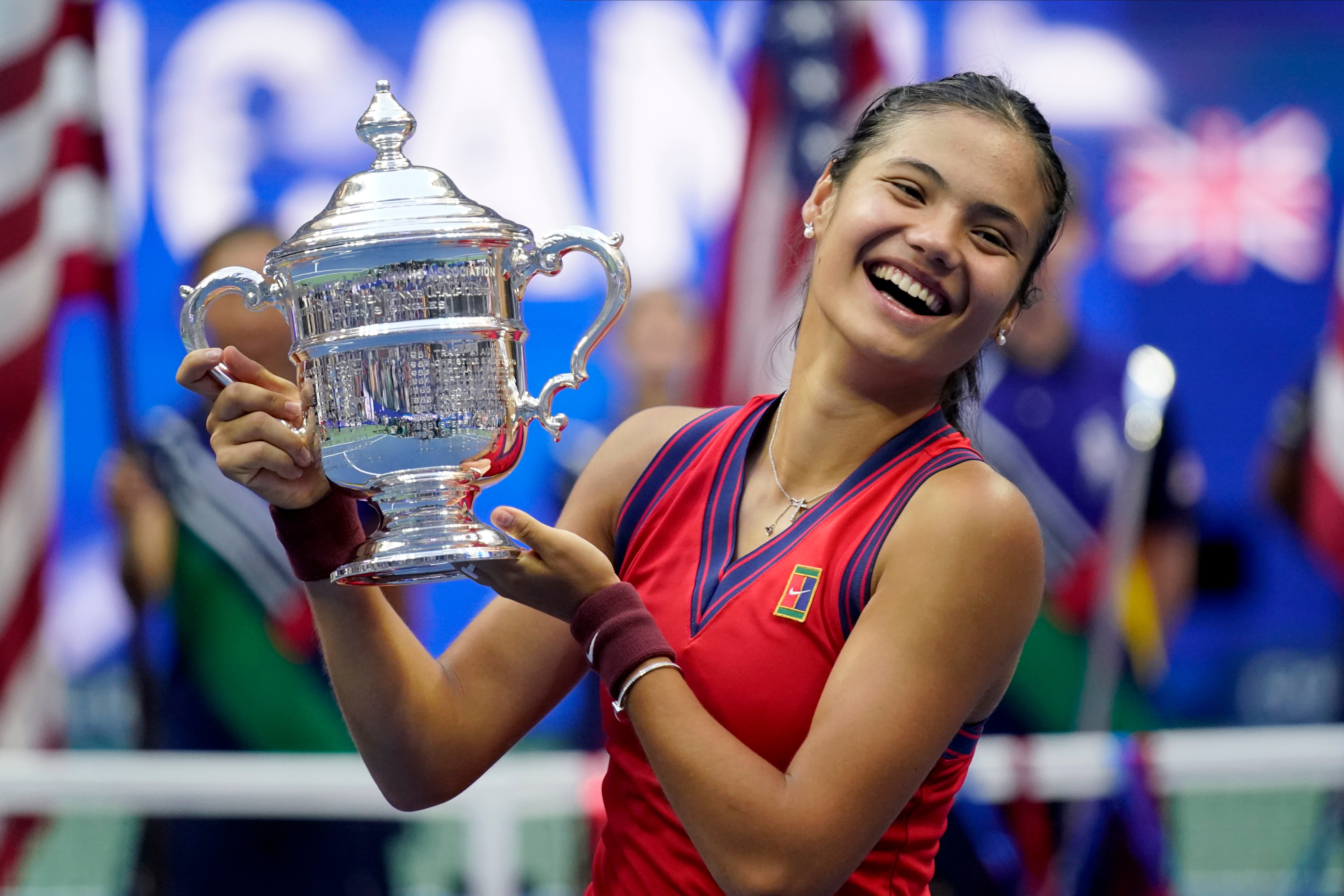 A delighted Emma Raducanu holds up the US Open trophy (Seth Wenig/AP)