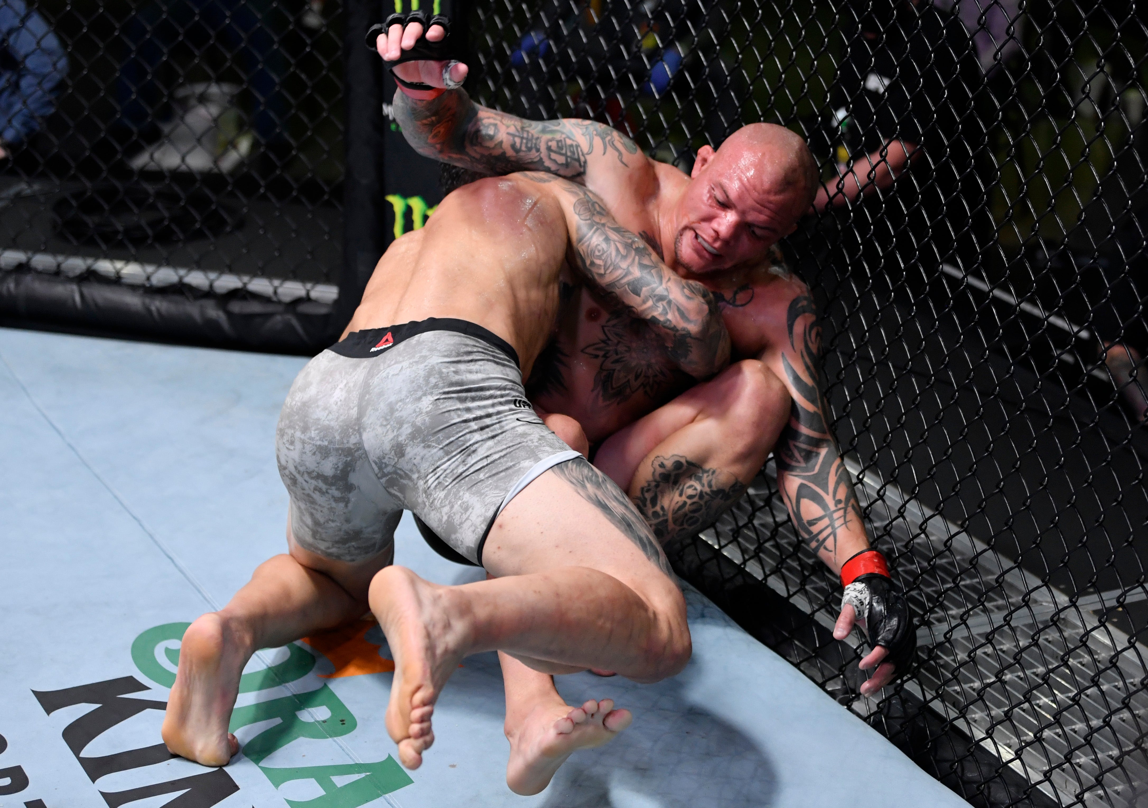Watch: UFC newcomer Vinicius Oliveira scores devastating flying-knee KO |  theScore.com