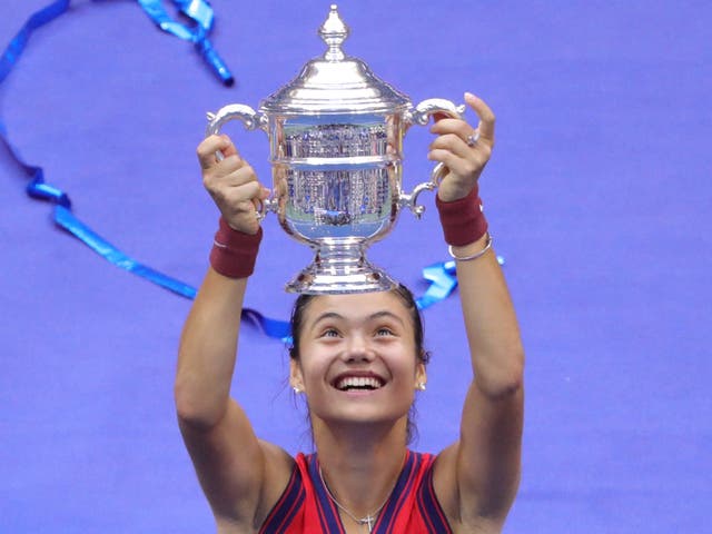 <p>Emma Raducanu lifts the US Open trophy</p>