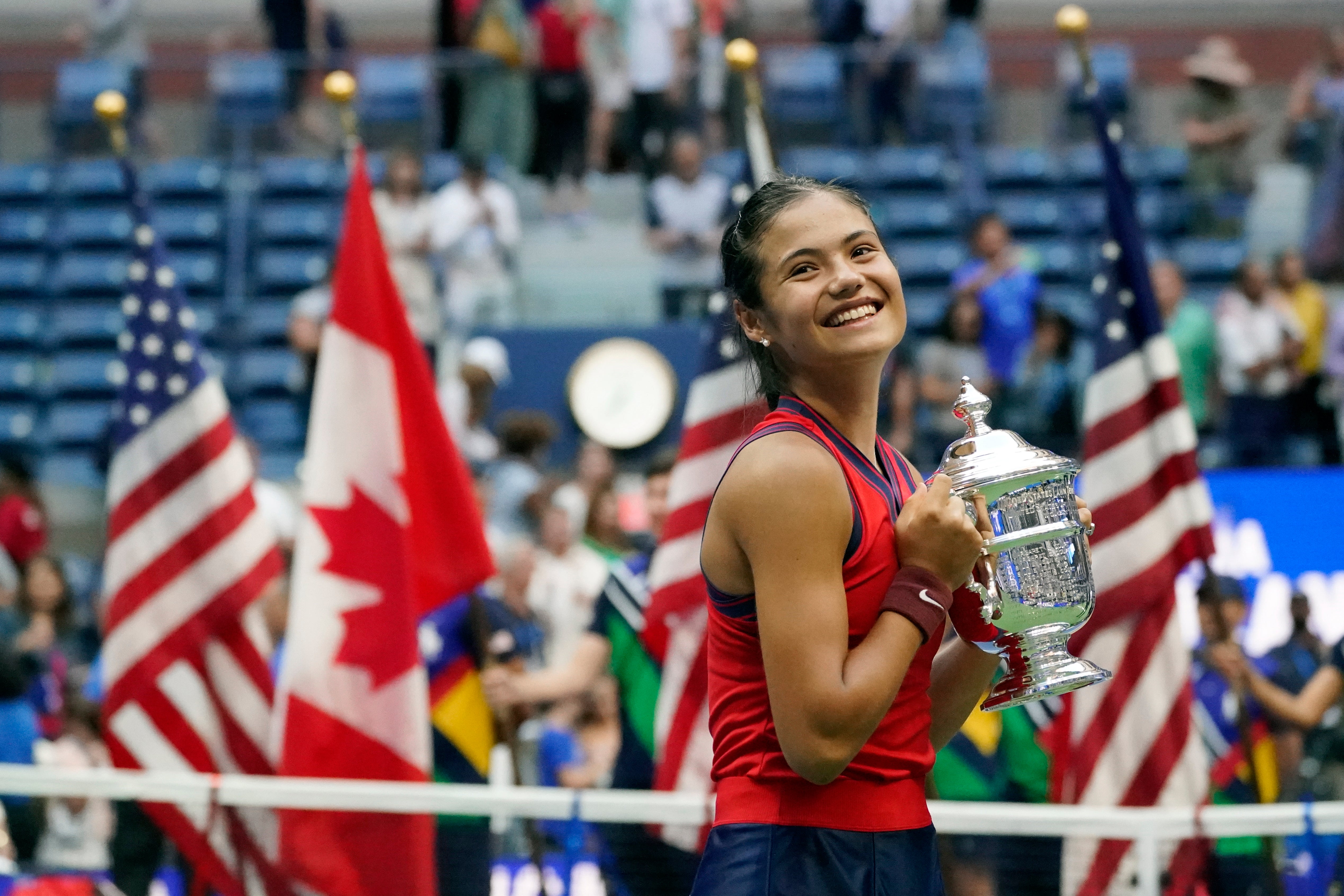 Emma Raducanu celebrates with the US Open trophy