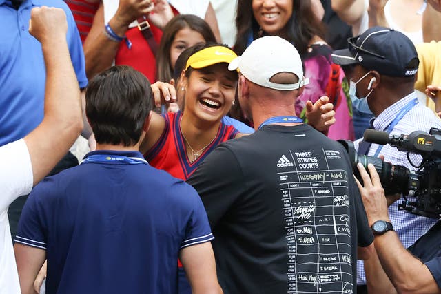 <p>Emma Raducanu celebrates with her coach Andrew Richardson after winning the 2021 US Open </p>