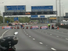 M25 climate protest: More than 90 arrests after demonstrators block motorway and cause huge rush hour delays