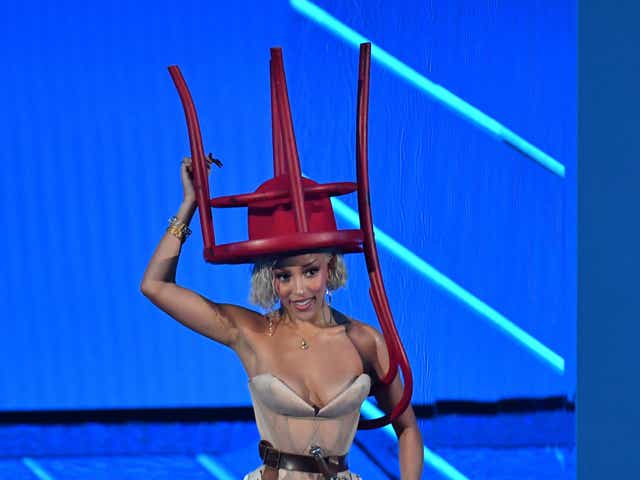 <p>Doja Cat wears chair on her head at 2021 MTV VMAs</p>