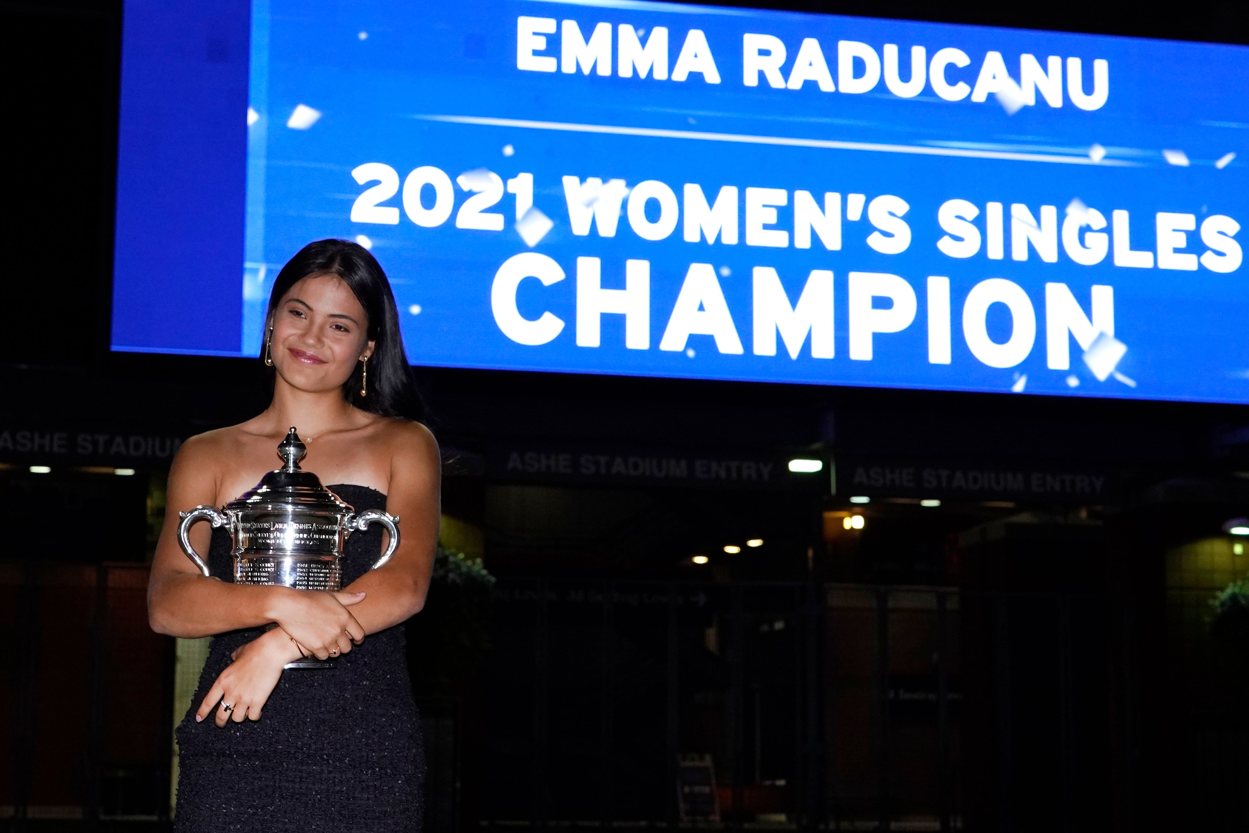 Emma Raducanu holds the US Open trophy (Elise Amendola/AP)