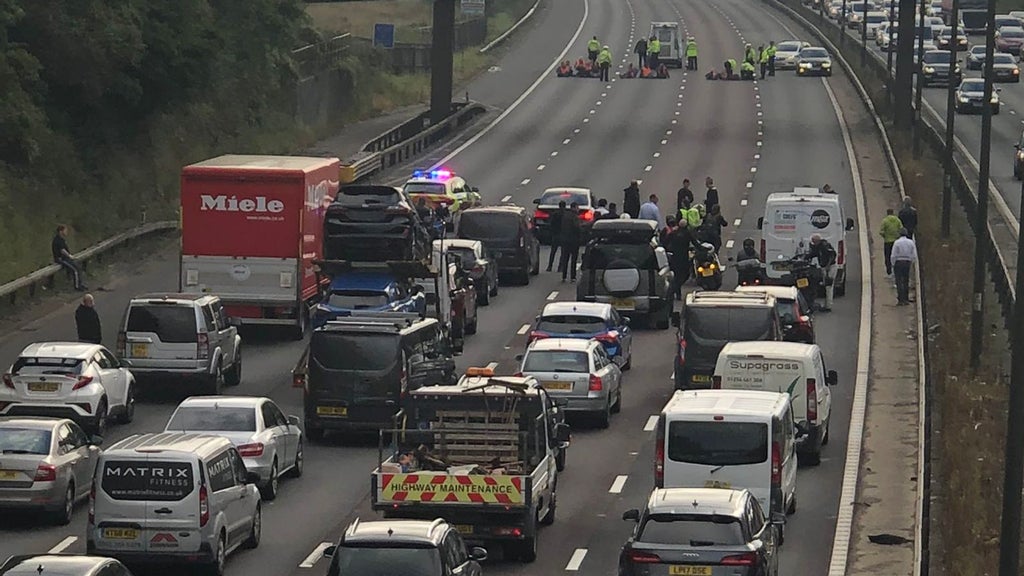 M25 protests: Climate activists block motorway for second time in three days