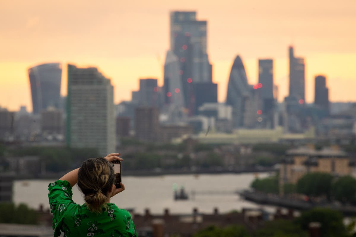 FTSE avoids big drop as oil and copper prices rise