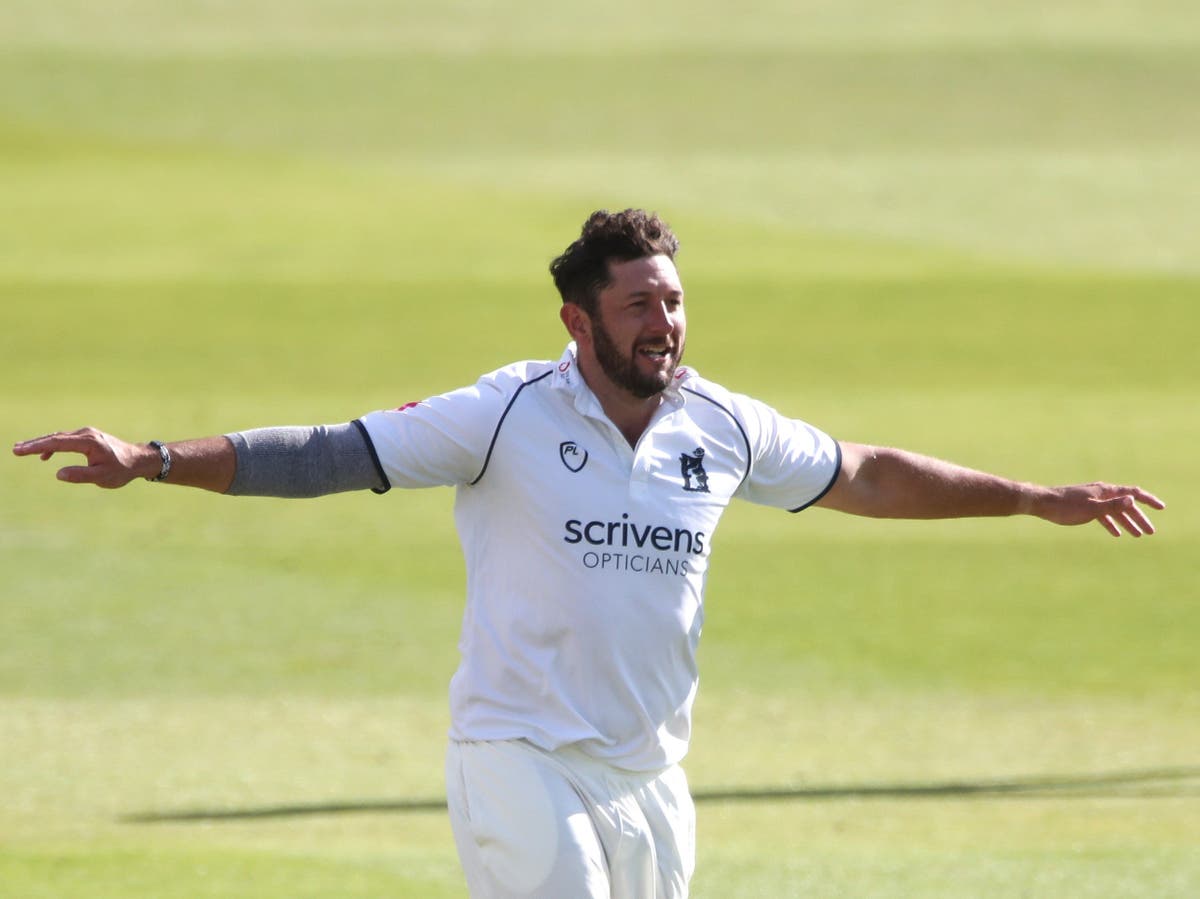 Warwickshire stay in title hunt with victory over Yorkshire