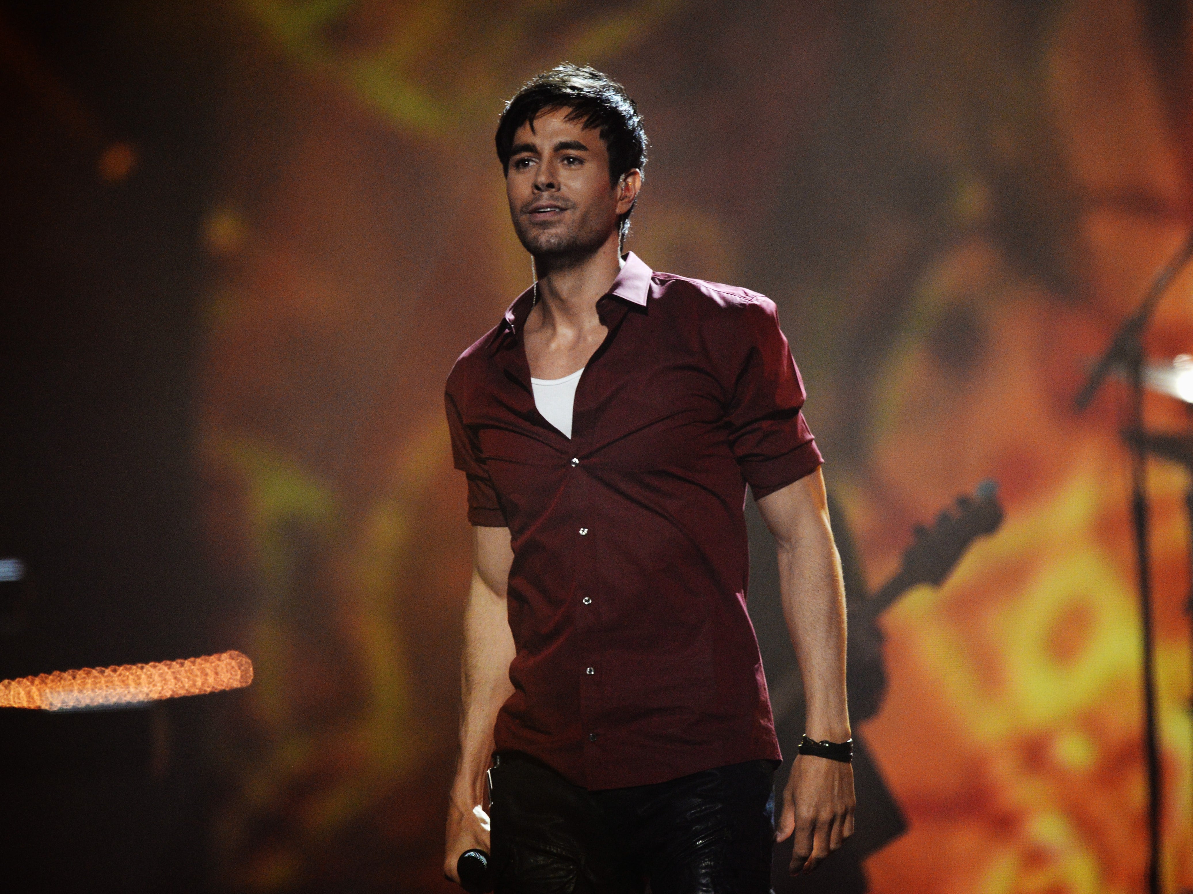 Enrique Iglesias - El Bano Album Reviews, Songs & More