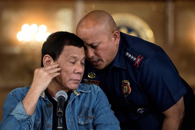 <p>File Rodrigo Duterte (L) talking to then Philippine National Police (PNP) director general Ronald Dela Rosa (R) during a press conference at the Malacanang palace in Manila.</p>