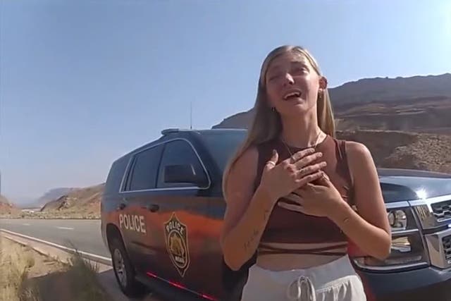 La policía ha publicado imágenes de una cámara en el cuerpo que muestra a una Gabby Petito emocional después de que los oficiales fueran llamados a un informe de la pareja peleando antes de su desaparición Crédito: Departamento de Policía de la ciudad de Moab
