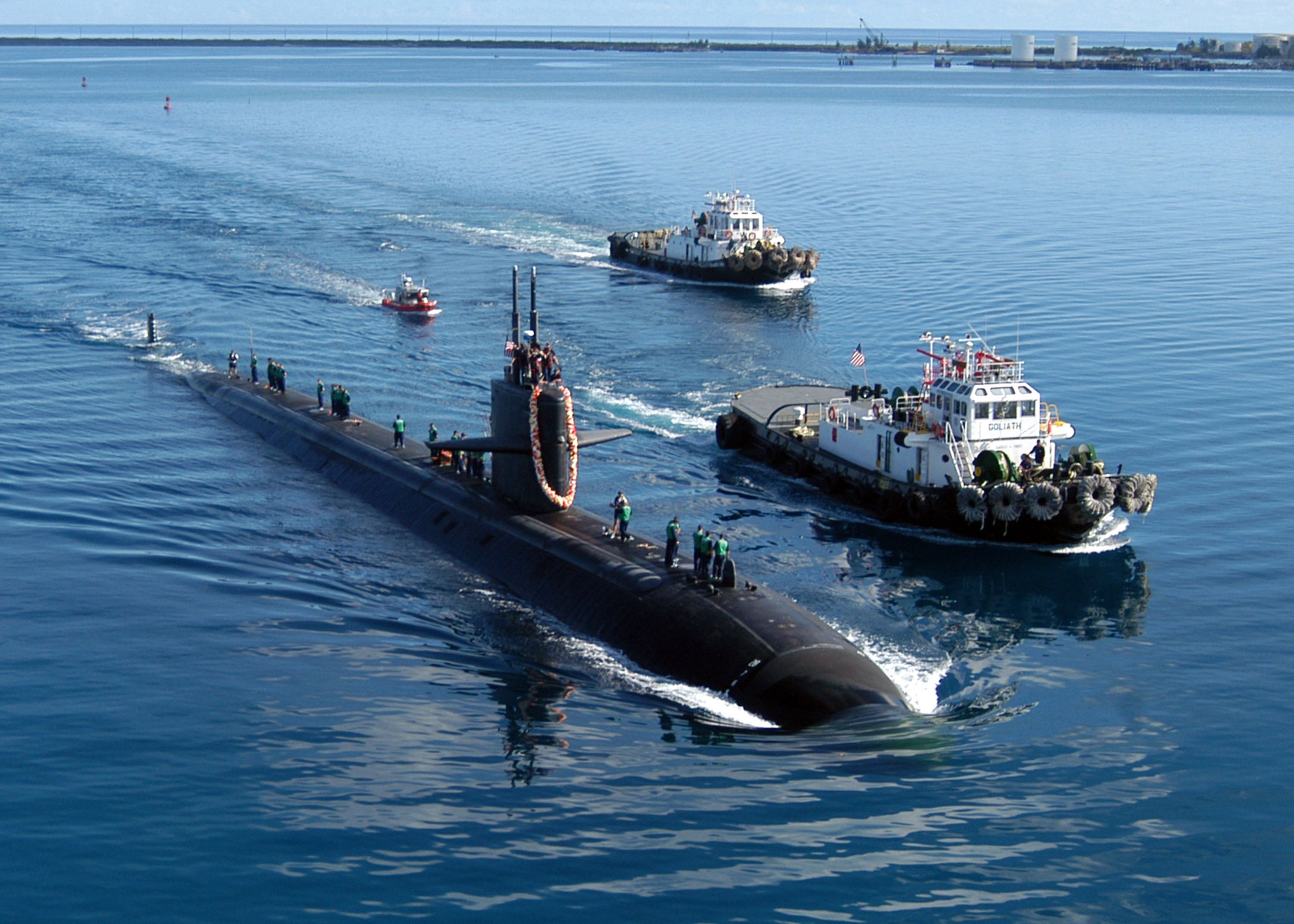 El USS San Francisco, un submarino nuclear estadounidense, fotografiado en el puerto de Apra, Guam.
