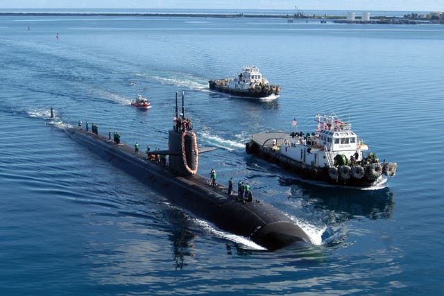 El USS San Francisco, un submarino nuclear estadounidense, fotografiado en el puerto de Apra, Guam.