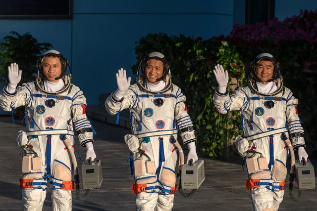 <p>File. Chinese astronauts from China’s Manned Space Agency - left to right, Tang Hongbo, Nie Haisheng, and Liu Boming - wave at a departure ceremony before launch of Senzhou-12</p>