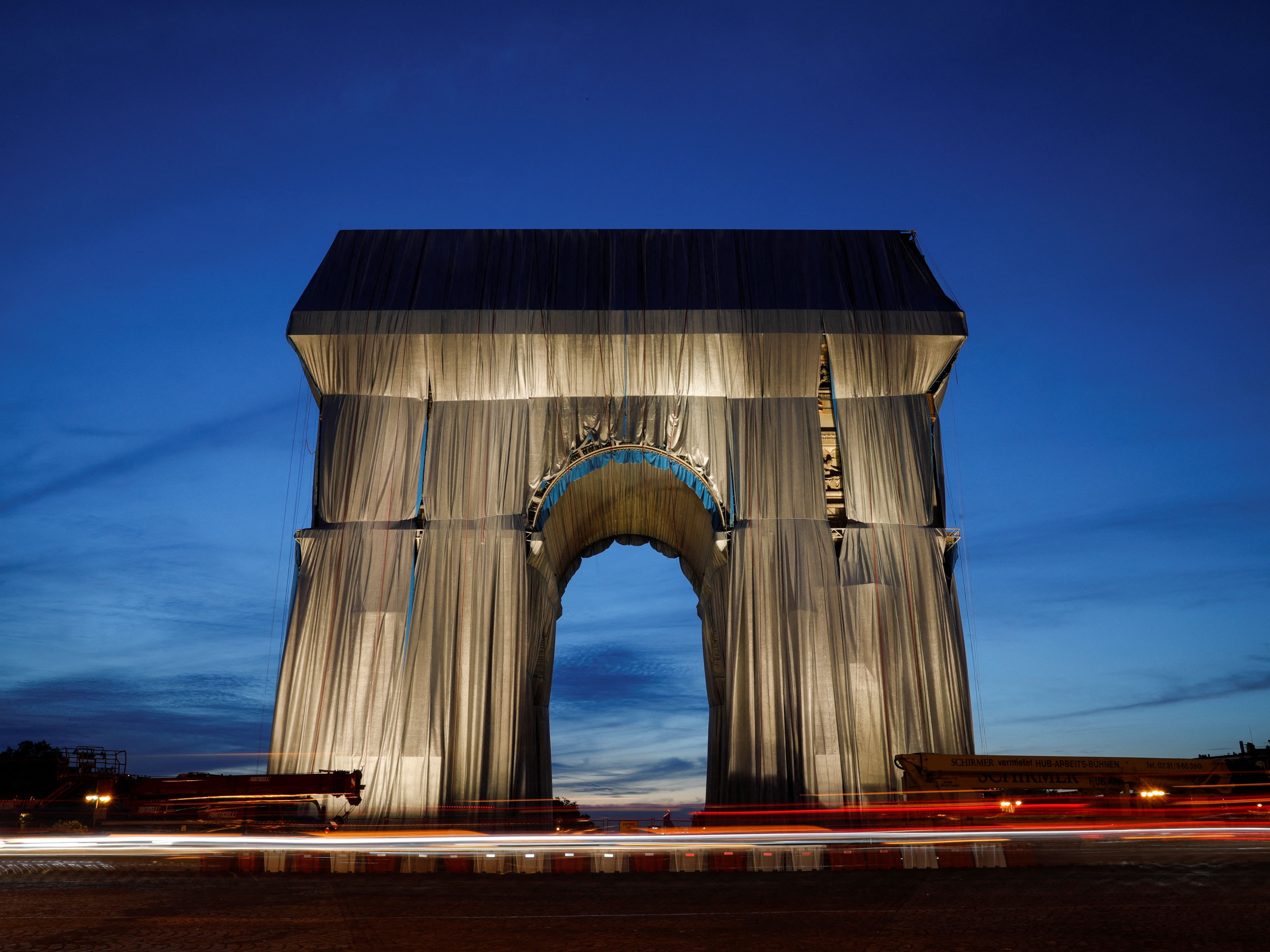 <p>Christo Arc de Triomphe Wrapped </p>