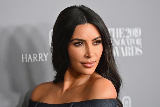 Kim Kardashian corrige a Ellen DeGeneres después de describir la cadena de Psalm como 'falsa'