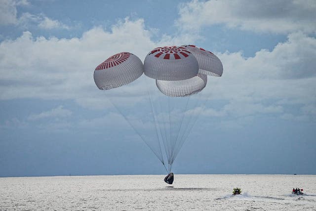 El cuarteto de ciudadanos astronautas recién acuñados que comprende la misión SpaceX Inspiration4 salpica de manera segura en la cápsula Crew Dragon de SpaceX frente a la costa del Centro Espacial Kennedy, Florida.