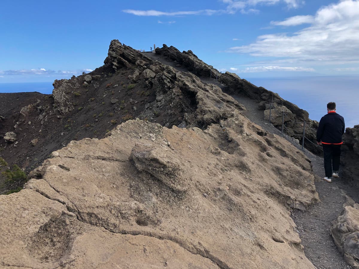 Spanish island braces for volcanic eruption after earthquake swarm