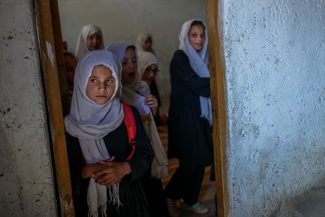 Colegialas se reúnen en su clase después de llegar a una escuela segregada por género en Kabul el 15 de septiembre de 2021