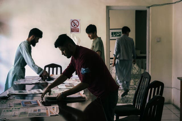 <p>Etilaatroz staffers preparing to move the newsroom to a new building in Kabul</p>