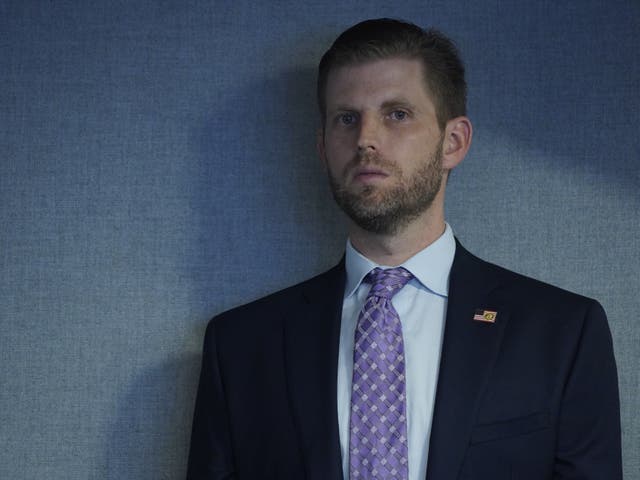 Eric Trump observa mientras el presidente de los EE. UU., Donald J. Trump, asiste a una sesión informativa sobre el huracán Laura en la sede de la Agencia Federal para el Manejo de Emergencias (FEMA), en Washington, DC, EE. UU., 27 de agosto de 2020