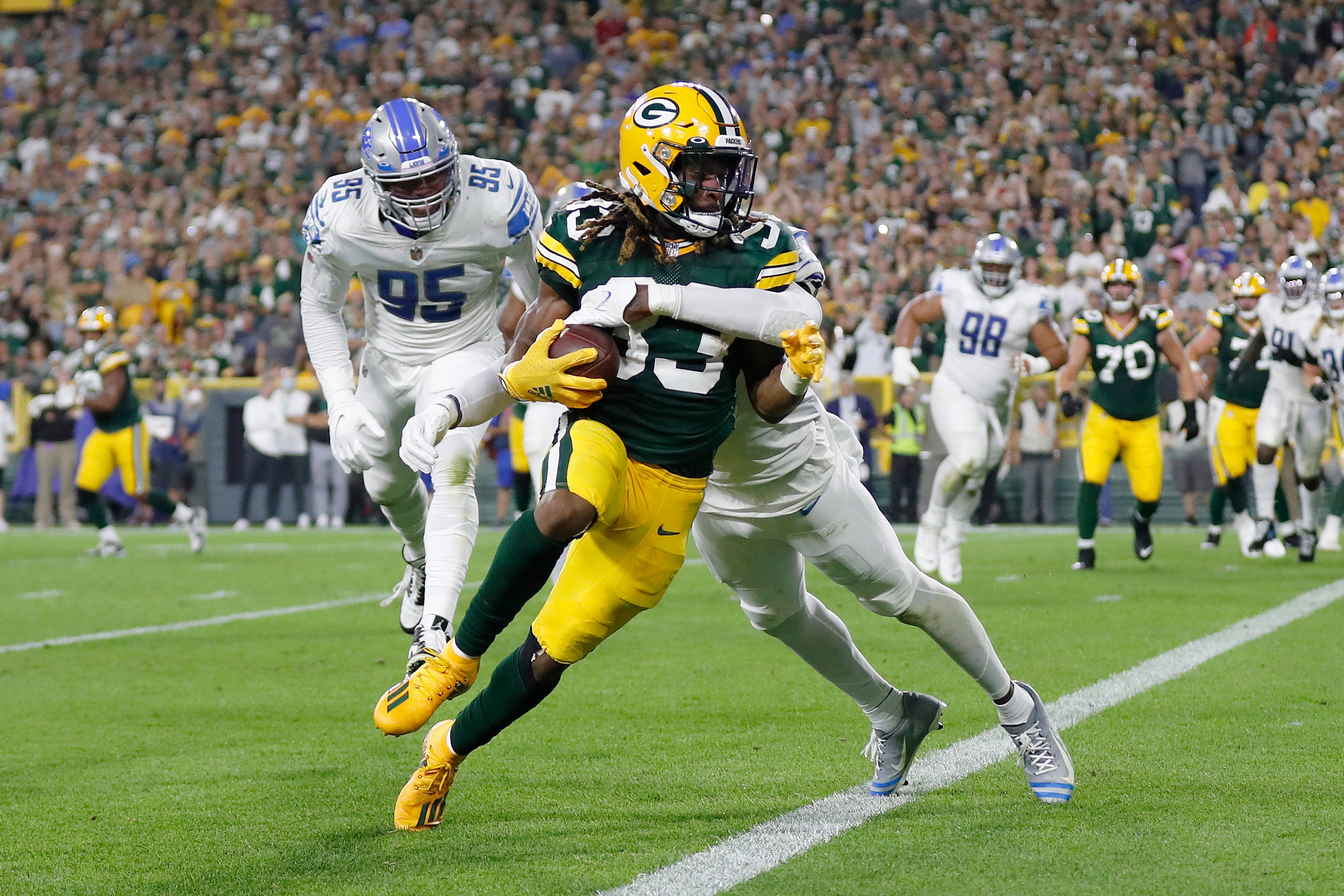 Aaron Jones lost a pendant containing his father’s ashes while scoring against the Detroit Lions