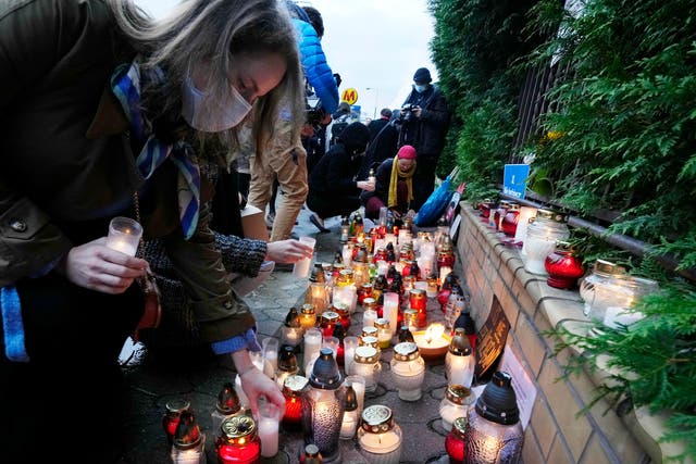 <p>Warsaw residents place candles before the national Border Guards Headquarters in a sign of mourning for four migrants found dead over the weekend</p>