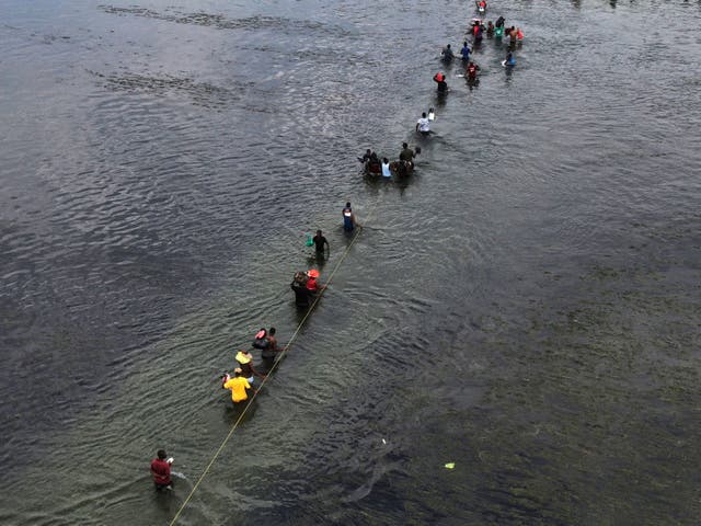 Migrantes, en su mayoría haitianos, regresan a México desde Texas en medio de deportaciones