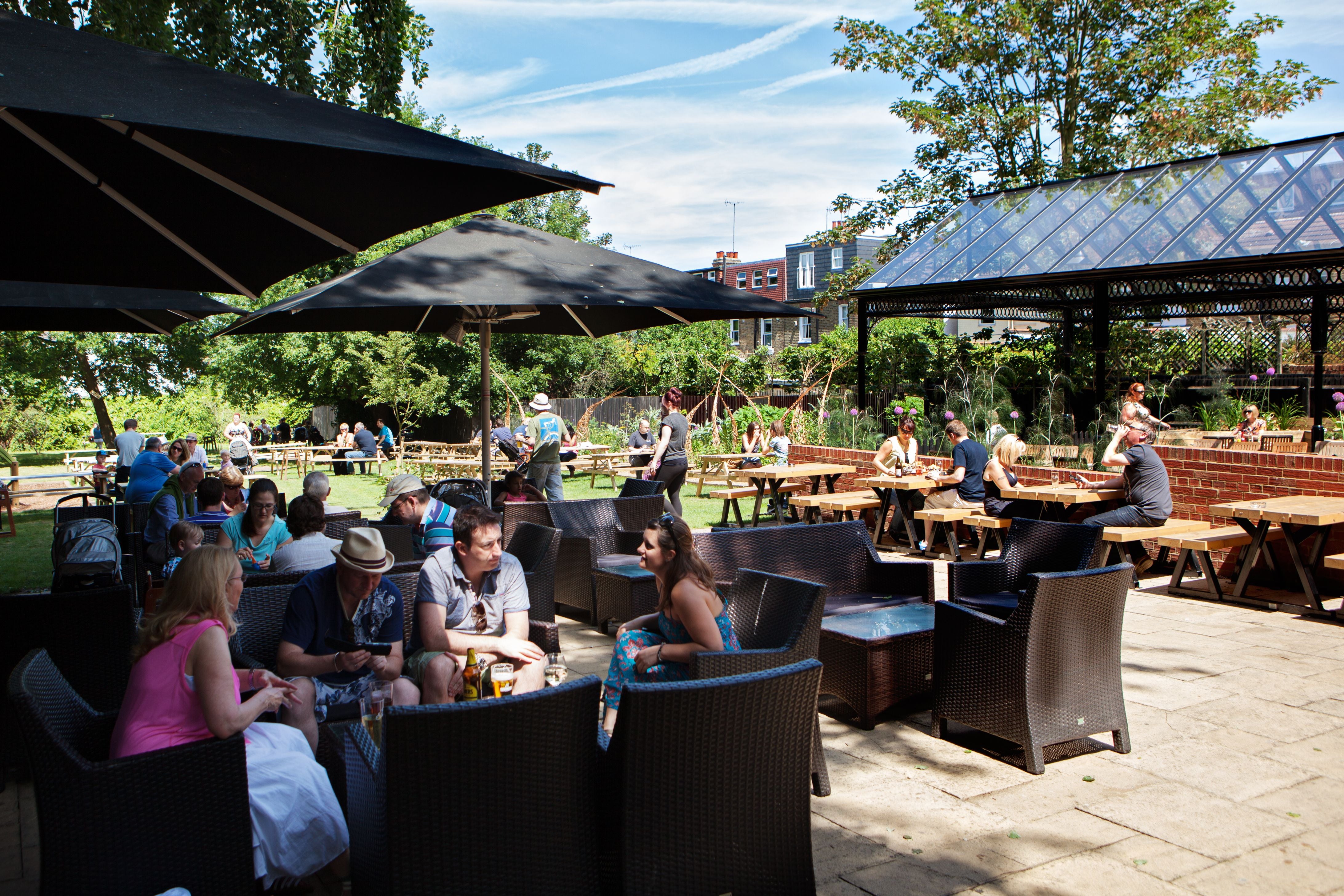 independent.co.uk - Anna Wise - UK economic growth set to peter out as consumers swap shops for pubs