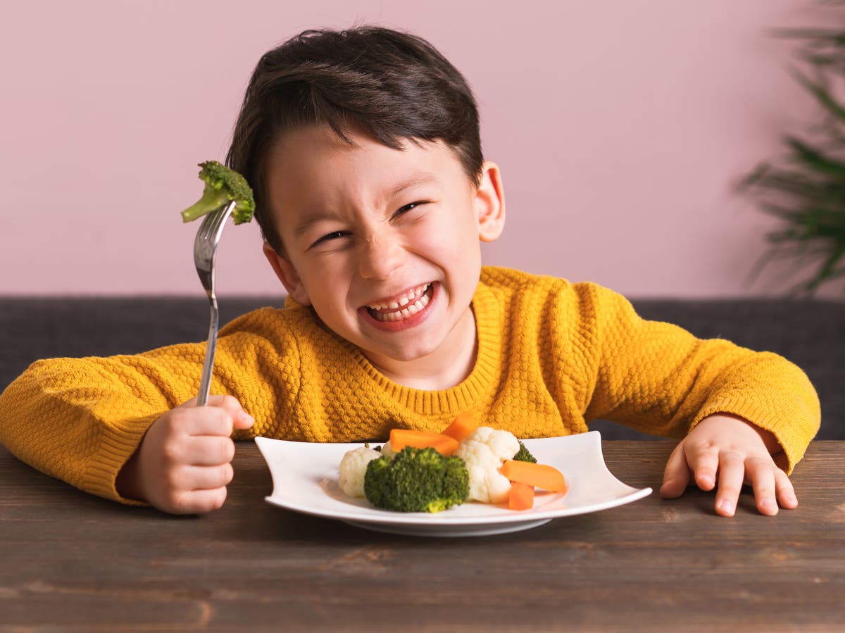 Включи малыши едят. Мальчик ест. Счастливый ребенок с едой. Ребенок ест овощи. Дети обедают.