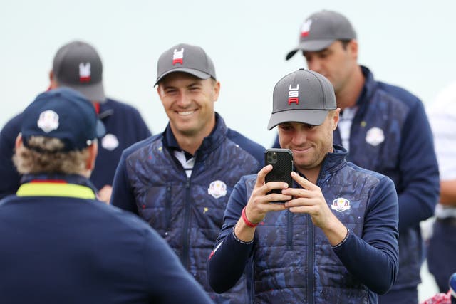 Jordan Spieth del equipo de Estados Unidos (L) y Justin Thomas del equipo de Estados Unidos toman fotos en el tercer green