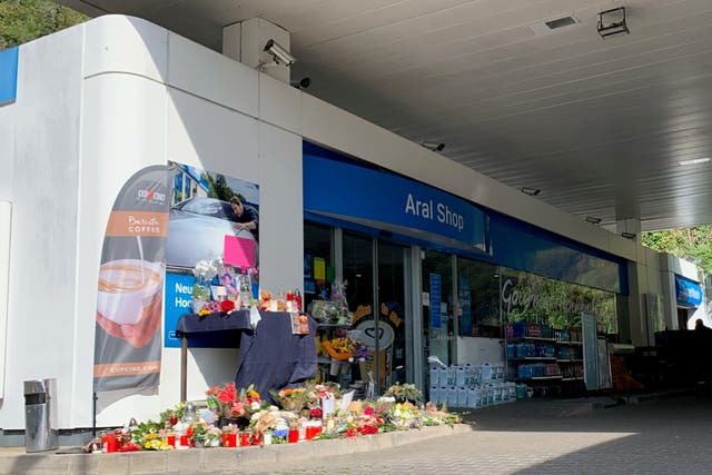 Se colocan flores frente a la escena del crimen en Idar-Oberstein, Alemania, el 21 de septiembre de 2021.