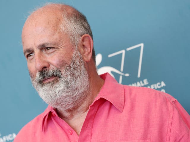 Roger Michell asiste al photocall de la película 'The Duke' en el 77o Festival de Cine de Venecia el 4 de septiembre de 2020 en Venecia, Italia