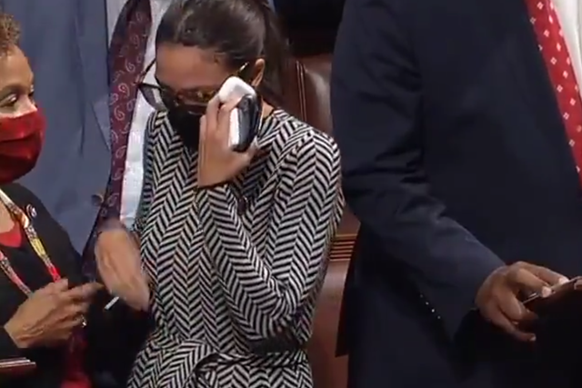 <p>Alexandria Ocasio-Cortez llora en el piso de la Cámara</p>