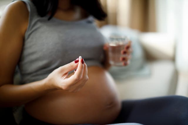 <p>Un nuevo estudio concluye que se debe seguir recomendando a las mujeres que tomen paracetamol, también conocido como acetaminofén, cuando lo necesiten durante el embarazo</p>