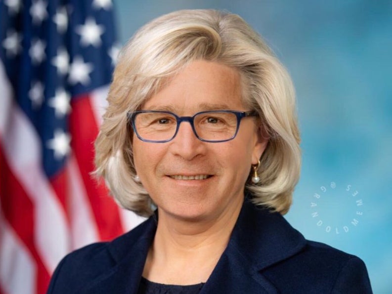 Una imagen retocada con Photoshop del expresidente estadounidense George W Bush y la congresista Liz Cheney, que fue enviada a través de Save America PAC de Donald Trump.