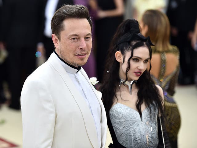 Elon Musk y Grimes asisten a la gala Heavenly Bodies: Fashion & The Catholic Imagination Costume Institute en el Metropolitan Museum of Art el 7 de mayo de 2018.