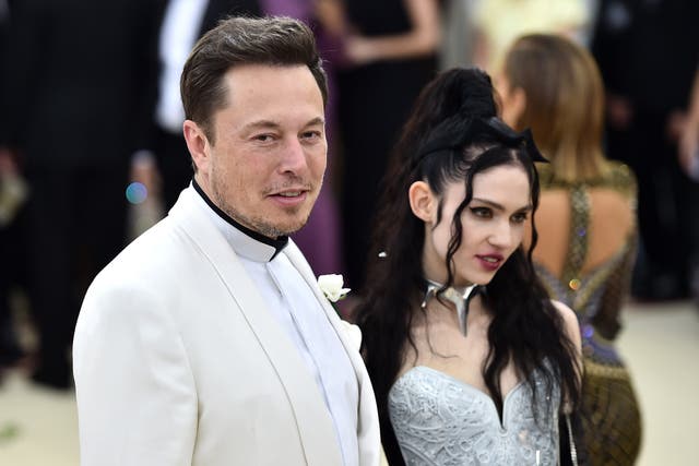 Elon Musk y Grimes asisten a la gala Heavenly Bodies: Fashion & The Catholic Imagination Costume Institute en el Metropolitan Museum of Art el 7 de mayo de 2018.
