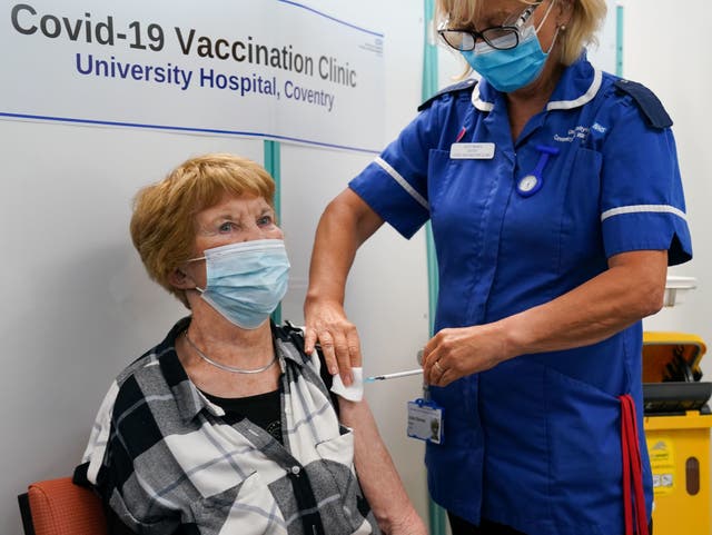 <p>Margaret Keenan regresó al Hospital Universitario de Coventry donde recibió la inyección histórica en diciembre. </p>
