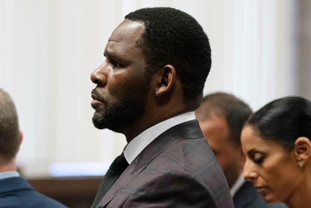 <p>R Kelly (centre) appears at a court hearing on 26 June 2019 in Chicago, Illinois</p>