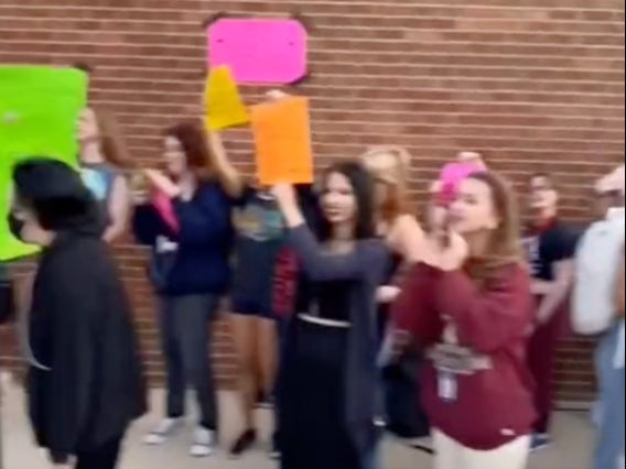 <p>Protest at Mustang High School in Oklahoma over dress code</p>