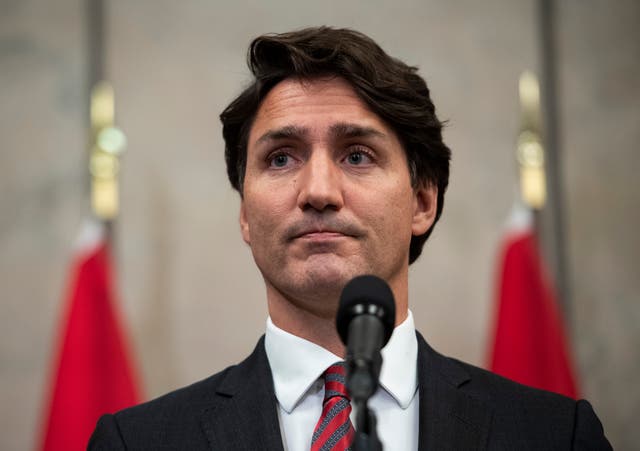 <p>Guibeault antes de ser elegido para el parlamento incluyó una década en Greenpeace Canadá, con siete años dedicado a dirigir la oficina del grupo en Quebec.</p>