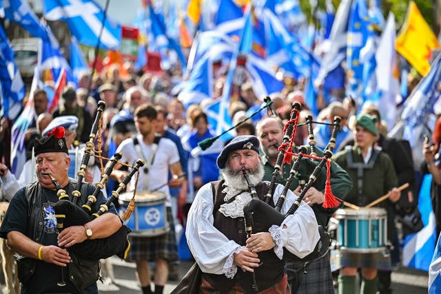 <p>Supporters of Scottish independence hold a march outside the Scottish parliament in Edinburgh</p>