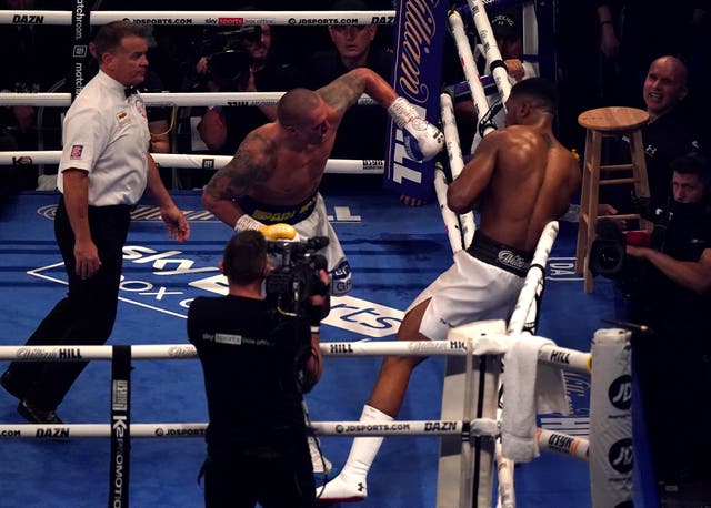 Anthony Joshua, a la derecha, terminó la pelea desplomado contra las cuerdas (Nick Potts / PA)