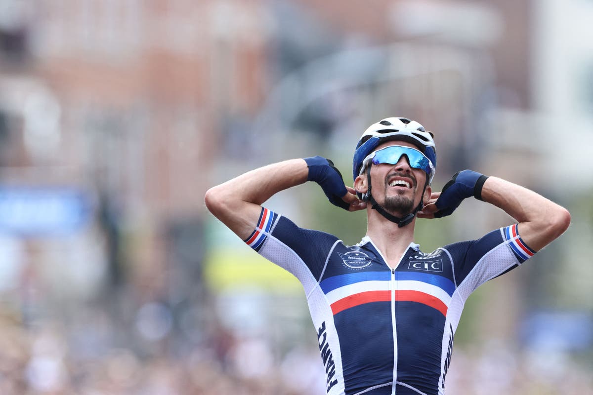 Julian Alaphilippe defends road world title as Britain&rsquo;s Tom Pidcock finishes sixth